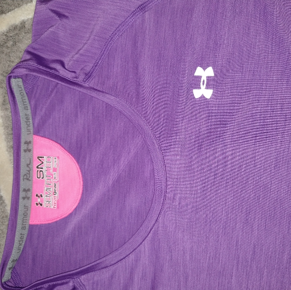 Under Armour semi-fitted dry fit
